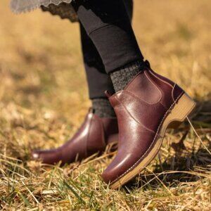 NEW DanskoBecka Chelsea Boots in Cordovan for women 725 7s3